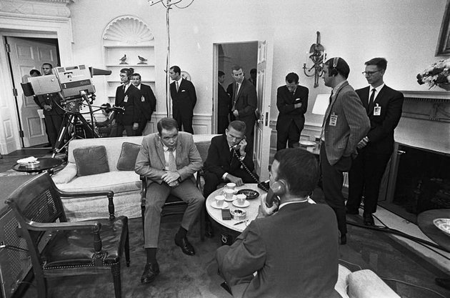 Borman (középen, telefonnal) a Fehér Ház Ovális Irodájában az Apollo–11 a Holdon lévő űrhajósaihoz intézett elnöki telefonhívás közben, 1969. július 20.