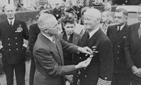 Truman elkök kitünteti Nimitzet 1945-ben