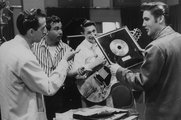  Elvis a Heartbreak Hotel aranylemezét mutatja  D.J. Fontana dobosnak, Gordon Stoker énekesnek és Scotty Moore gitárosnak